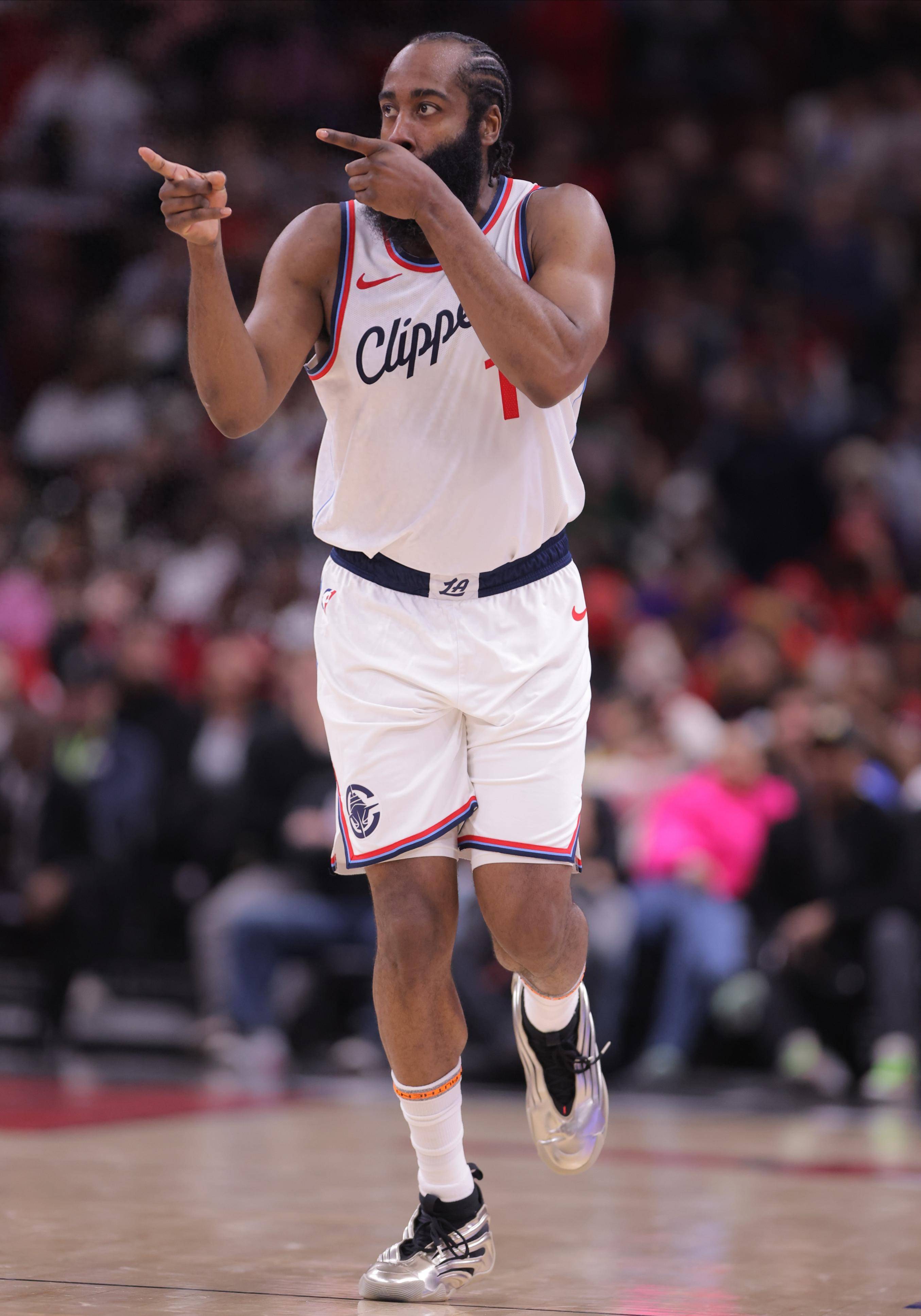 英雄联盟-包含法国杯转会期再迎强敌，北京国安外线爆发，主帅态度——质疑声仍在，年轻球员得到机会的词条