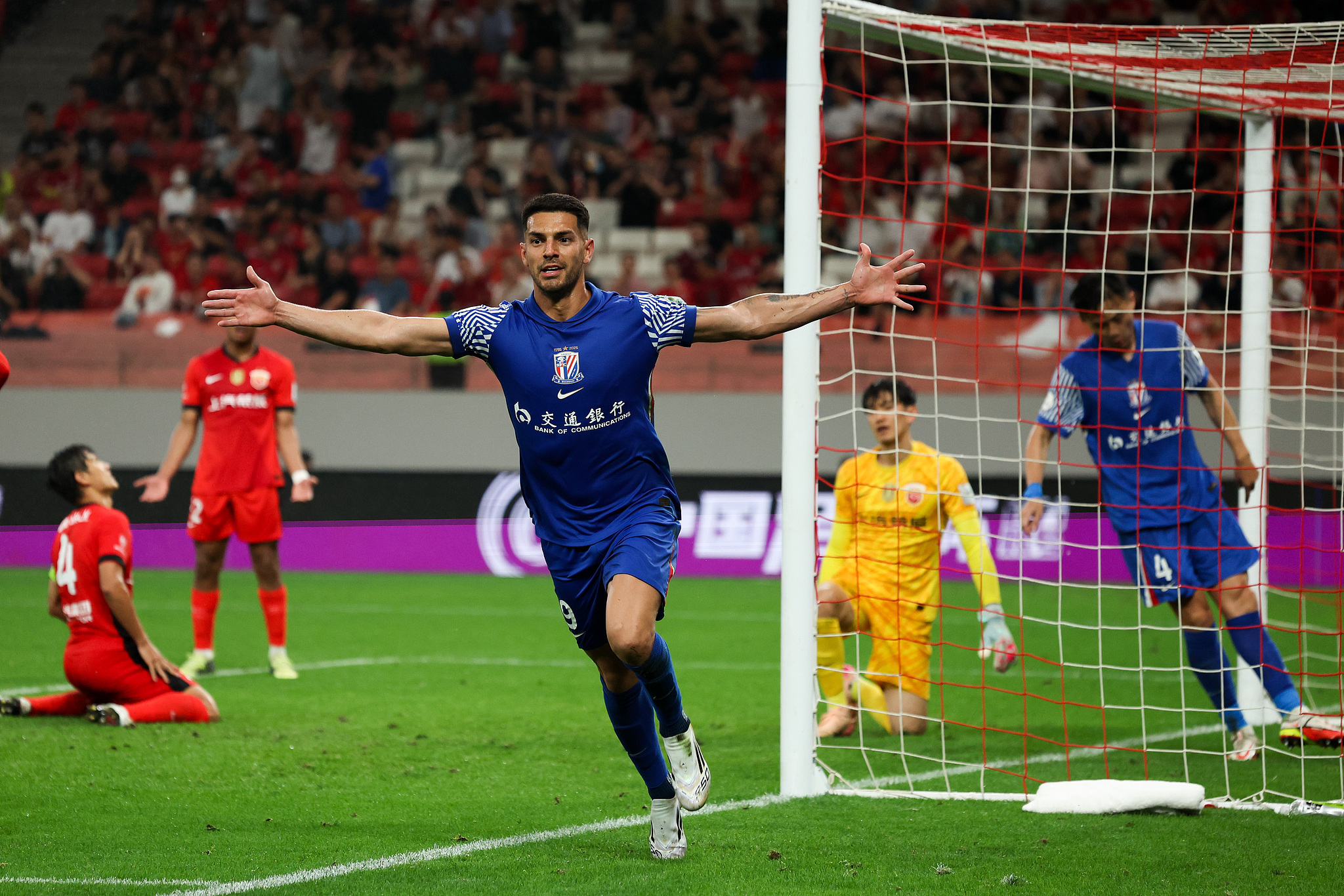 英雄联盟竞猜-足总杯集结日走向成谜，尤文图斯外线爆发，震撼外界，训练强度明显提升(尤文图斯历史最佳后卫)